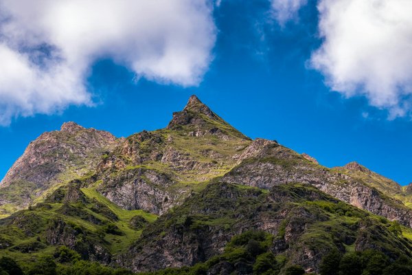 Comment organiser un séjour en Suisse avec des cours de fabrication de chocolat et des randonnées en montagne?